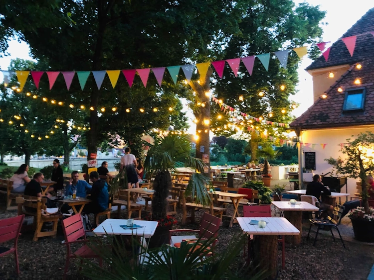 Mediterraner Biergarten Bootshaus Neuburg mit Schlossblick
