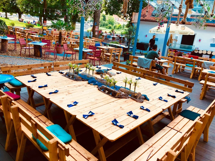 Gedeckter Tisch für Feiern und Essen im Bootshaus